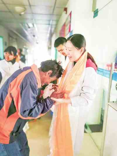 德阳市人民医院专家又帮助阿坝20名藏族同胞重见光明
